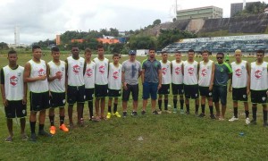 Equipe Sub 16 da Escola de Futebol Viver e Aprender. Foto: Divulgação.